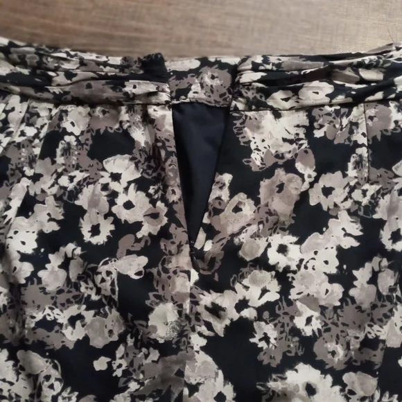 Banana Republic Skirt with Floral Print - Picture 4 of 6